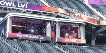 2HMM25J Inglewood, USA. 10th Feb, 2022. The TV studio of the broadcasting station NBC is set up at SoFi Stadium in Inglewood. In the stadium south of Los Angeles, the Los Angeles Rams play against the Cincinnati Bengals in Super Bowl LVI. Credit: Maximilian Haupt/dpa/Alamy Live News